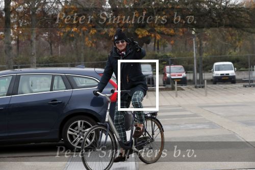Amsterdam 22 novcember 2018
Matthijs v Nieuwkerk met muts op en geruiten broek op de fiets.