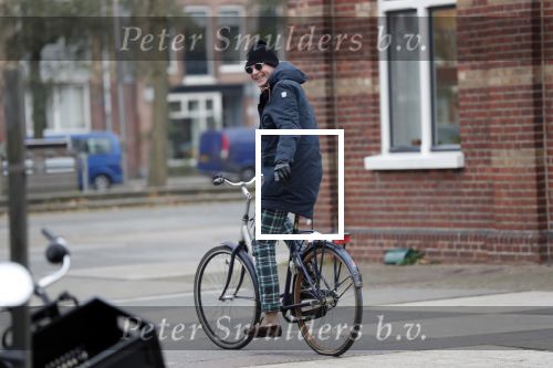 Amsterdam 22 novcember 2018
Matthijs v Nieuwkerk met muts op en geruiten broek op de fiets.