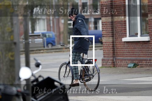 Amsterdam 22 novcember 2018
Matthijs v Nieuwkerk met muts op en geruiten broek op de fiets.