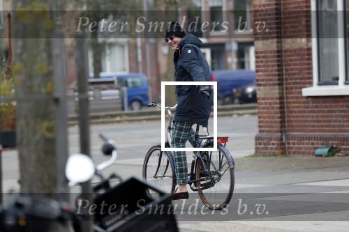 Amsterdam 22 novcember 2018
Matthijs v Nieuwkerk met muts op en geruiten broek op de fiets.