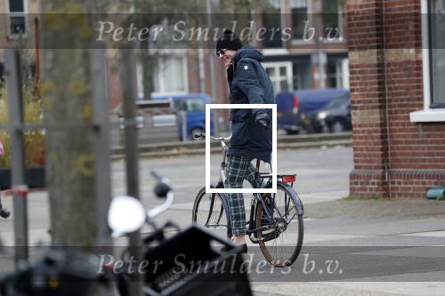 Amsterdam 22 novcember 2018
Matthijs v Nieuwkerk met muts op en geruiten broek op de fiets.