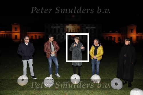 Soestdijk Baarn 6 december 2018
Kick off voor KWF aktie met lampionnen bij paleis Soestdijk . oa Wilfred Genee Coosje Smid Mirella v Markus Jeroen Snel en Andre v d Toorn doen mee.