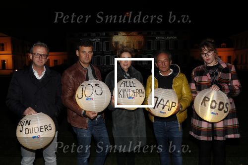 Soestdijk Baarn 6 december 2018
Kick off voor KWF aktie met lampionnen bij paleis Soestdijk . oa Wilfred Genee Coosje Smid Mirella v Markus Jeroen Snel en Andre v d Toorn doen mee.