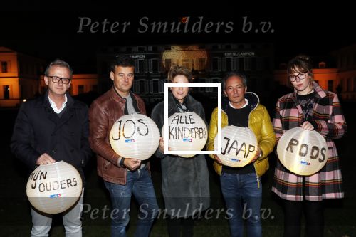 Soestdijk Baarn 6 december 2018
Kick off voor KWF aktie met lampionnen bij paleis Soestdijk . oa Wilfred Genee Coosje Smid Mirella v Markus Jeroen Snel en Andre v d Toorn doen mee.