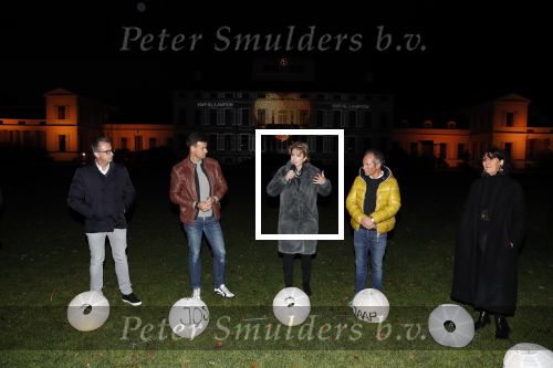 Soestdijk Baarn 6 december 2018
Kick off voor KWF aktie met lampionnen bij paleis Soestdijk . oa Wilfred Genee Coosje Smid Mirella v Markus Jeroen Snel en Andre v d Toorn doen mee.