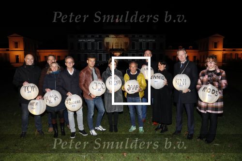 Soestdijk Baarn 6 december 2018
Kick off voor KWF aktie met lampionnen bij paleis Soestdijk . oa Wilfred Genee Coosje Smid Mirella v Markus Jeroen Snel en Andre v d Toorn doen mee.