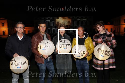 Soestdijk Baarn 6 december 2018
Kick off voor KWF aktie met lampionnen bij paleis Soestdijk . oa Wilfred Genee Coosje Smid Mirella v Markus Jeroen Snel en Andre v d Toorn doen mee.
