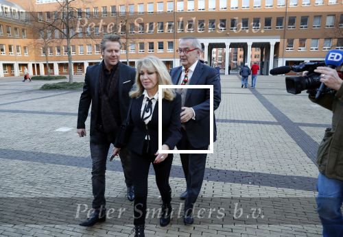 Den Bosch 30 november 2018
Rechtszaak tussen Johan Vlemmix en Patricia Paay. Johan kwam met een look a like pop ( in rolstoel) van zichzelf en Patricia kwam met haar man Robbert Hinfelaar naar de rechtbank in Den Bosch.