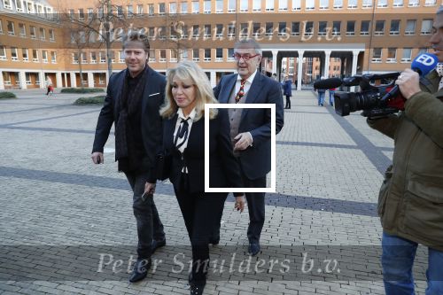 Den Bosch 30 november 2018
Rechtszaak tussen Johan Vlemmix en Patricia Paay. Johan kwam met een look a like pop ( in rolstoel) van zichzelf en Patricia kwam met haar man Robbert Hinfelaar naar de rechtbank in Den Bosch.
