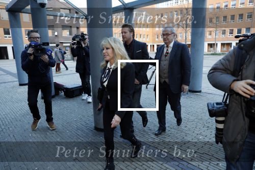 Den Bosch 30 november 2018
Rechtszaak tussen Johan Vlemmix en Patricia Paay. Johan kwam met een look a like pop ( in rolstoel) van zichzelf en Patricia kwam met haar man Robbert Hinfelaar naar de rechtbank in Den Bosch.