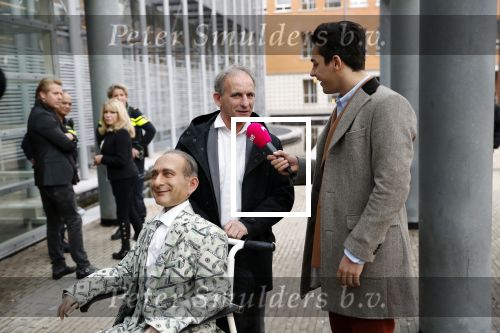 Den Bosch 30 november 2018
Rechtszaak tussen Johan Vlemmix en Patricia Paay. Johan kwam met een look a like pop ( in rolstoel) van zichzelf en Patricia kwam met haar man Robbert Hinfelaar naar de rechtbank in Den Bosch.