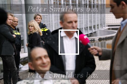 Den Bosch 30 november 2018
Rechtszaak tussen Johan Vlemmix en Patricia Paay. Johan kwam met een look a like pop ( in rolstoel) van zichzelf en Patricia kwam met haar man Robbert Hinfelaar naar de rechtbank in Den Bosch.