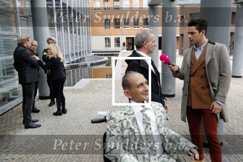 Den Bosch 30 november 2018
Rechtszaak tussen Johan Vlemmix en Patricia Paay. Johan kwam met een look a like pop ( in rolstoel) van zichzelf en Patricia kwam met haar man Robbert Hinfelaar naar de rechtbank in Den Bosch.