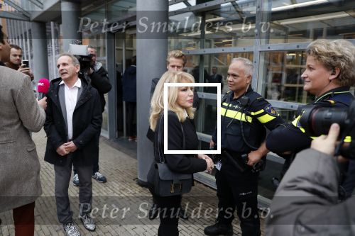 Den Bosch 30 november 2018
Rechtszaak tussen Johan Vlemmix en Patricia Paay. Johan kwam met een look a like pop ( in rolstoel) van zichzelf en Patricia kwam met haar man Robbert Hinfelaar naar de rechtbank in Den Bosch.
