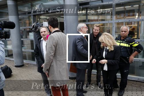 Den Bosch 30 november 2018
Rechtszaak tussen Johan Vlemmix en Patricia Paay. Johan kwam met een look a like pop ( in rolstoel) van zichzelf en Patricia kwam met haar man Robbert Hinfelaar naar de rechtbank in Den Bosch.