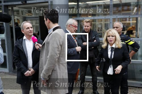 Den Bosch 30 november 2018
Rechtszaak tussen Johan Vlemmix en Patricia Paay. Johan kwam met een look a like pop ( in rolstoel) van zichzelf en Patricia kwam met haar man Robbert Hinfelaar naar de rechtbank in Den Bosch.