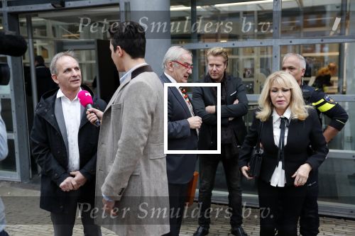 Den Bosch 30 november 2018
Rechtszaak tussen Johan Vlemmix en Patricia Paay. Johan kwam met een look a like pop ( in rolstoel) van zichzelf en Patricia kwam met haar man Robbert Hinfelaar naar de rechtbank in Den Bosch.