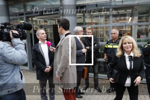 Den Bosch 30 november 2018
Rechtszaak tussen Johan Vlemmix en Patricia Paay. Johan kwam met een look a like pop ( in rolstoel) van zichzelf en Patricia kwam met haar man Robbert Hinfelaar naar de rechtbank in Den Bosch.