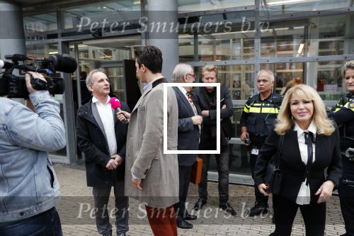 Den Bosch 30 november 2018
Rechtszaak tussen Johan Vlemmix en Patricia Paay. Johan kwam met een look a like pop ( in rolstoel) van zichzelf en Patricia kwam met haar man Robbert Hinfelaar naar de rechtbank in Den Bosch.