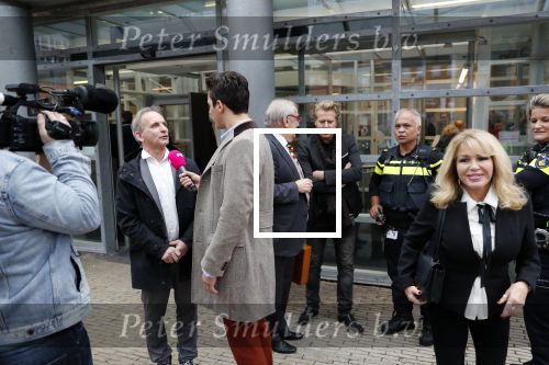 Den Bosch 30 november 2018
Rechtszaak tussen Johan Vlemmix en Patricia Paay. Johan kwam met een look a like pop ( in rolstoel) van zichzelf en Patricia kwam met haar man Robbert Hinfelaar naar de rechtbank in Den Bosch.