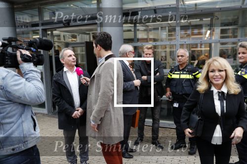 Den Bosch 30 november 2018
Rechtszaak tussen Johan Vlemmix en Patricia Paay. Johan kwam met een look a like pop ( in rolstoel) van zichzelf en Patricia kwam met haar man Robbert Hinfelaar naar de rechtbank in Den Bosch.