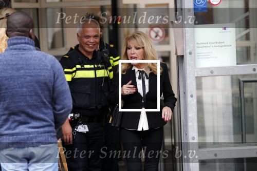 Den Bosch 30 november 2018
Rechtszaak tussen Johan Vlemmix en Patricia Paay. Johan kwam met een look a like pop ( in rolstoel) van zichzelf en Patricia kwam met haar man Robbert Hinfelaar naar de rechtbank in Den Bosch.