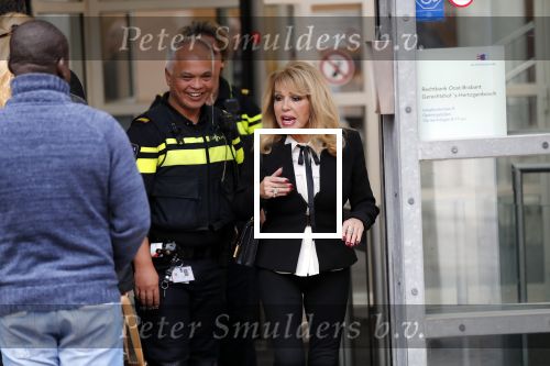 Den Bosch 30 november 2018
Rechtszaak tussen Johan Vlemmix en Patricia Paay. Johan kwam met een look a like pop ( in rolstoel) van zichzelf en Patricia kwam met haar man Robbert Hinfelaar naar de rechtbank in Den Bosch.