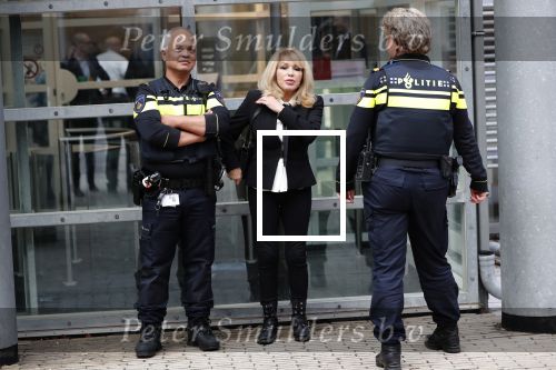 Den Bosch 30 november 2018
Rechtszaak tussen Johan Vlemmix en Patricia Paay. Johan kwam met een look a like pop ( in rolstoel) van zichzelf en Patricia kwam met haar man Robbert Hinfelaar naar de rechtbank in Den Bosch.