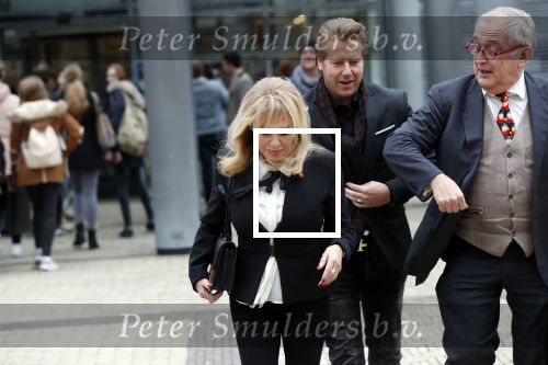 Den Bosch 30 november 2018
Rechtszaak tussen Johan Vlemmix en Patricia Paay. Johan kwam met een look a like pop ( in rolstoel) van zichzelf en Patricia kwam met haar man Robbert Hinfelaar naar de rechtbank in Den Bosch.