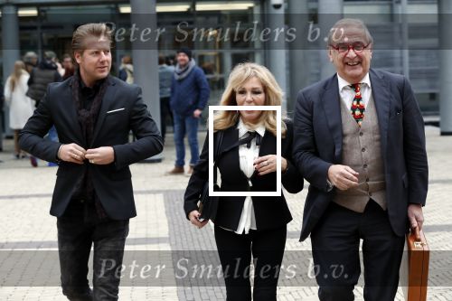 Den Bosch 30 november 2018
Rechtszaak tussen Johan Vlemmix en Patricia Paay. Johan kwam met een look a like pop ( in rolstoel) van zichzelf en Patricia kwam met haar man Robbert Hinfelaar naar de rechtbank in Den Bosch.