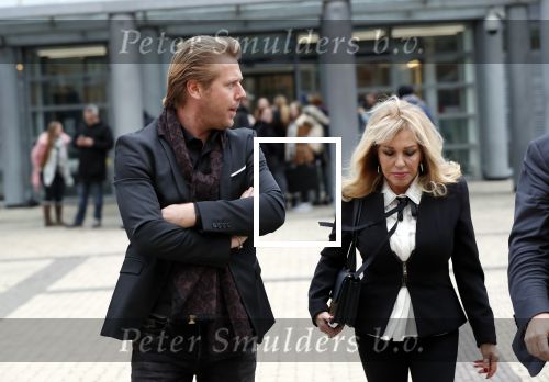Den Bosch 30 november 2018
Rechtszaak tussen Johan Vlemmix en Patricia Paay. Johan kwam met een look a like pop ( in rolstoel) van zichzelf en Patricia kwam met haar man Robbert Hinfelaar naar de rechtbank in Den Bosch.