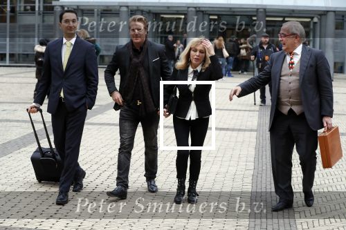 Den Bosch 30 november 2018
Rechtszaak tussen Johan Vlemmix en Patricia Paay. Johan kwam met een look a like pop ( in rolstoel) van zichzelf en Patricia kwam met haar man Robbert Hinfelaar naar de rechtbank in Den Bosch.