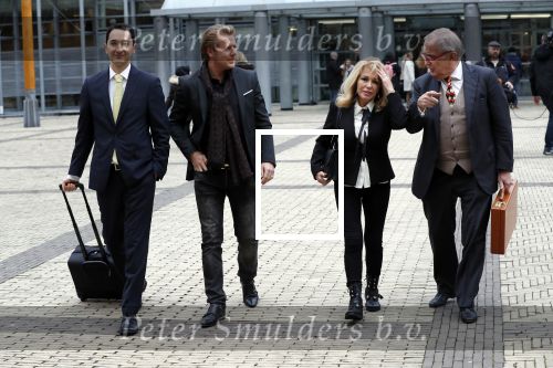 Den Bosch 30 november 2018
Rechtszaak tussen Johan Vlemmix en Patricia Paay. Johan kwam met een look a like pop ( in rolstoel) van zichzelf en Patricia kwam met haar man Robbert Hinfelaar naar de rechtbank in Den Bosch.