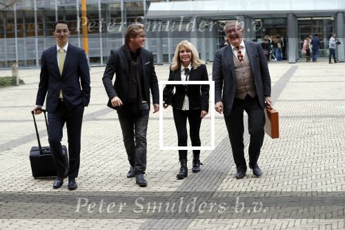 Den Bosch 30 november 2018
Rechtszaak tussen Johan Vlemmix en Patricia Paay. Johan kwam met een look a like pop ( in rolstoel) van zichzelf en Patricia kwam met haar man Robbert Hinfelaar naar de rechtbank in Den Bosch.