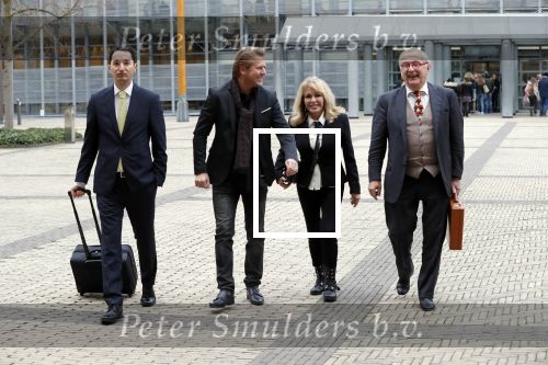 Den Bosch 30 november 2018
Rechtszaak tussen Johan Vlemmix en Patricia Paay. Johan kwam met een look a like pop ( in rolstoel) van zichzelf en Patricia kwam met haar man Robbert Hinfelaar naar de rechtbank in Den Bosch.