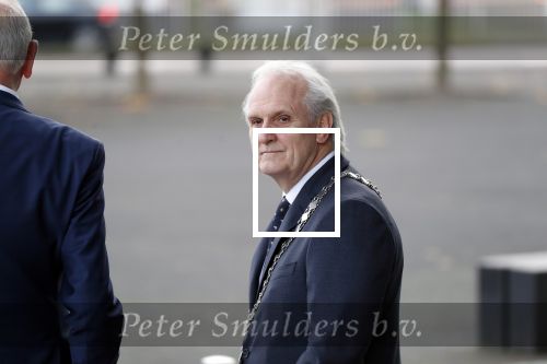 Hilversum 12 december 2018
Pieter Broertjes en Johan Remkes ontvangen prinses Beatrix bij beeld en geluid op het mediapark. Verlengde auto Volvo van de prinses