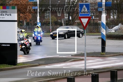 Hilversum 12 december 2018
Pieter Broertjes en Johan Remkes ontvangen prinses Beatrix bij beeld en geluid op het mediapark. Verlengde auto Volvo van de prinses