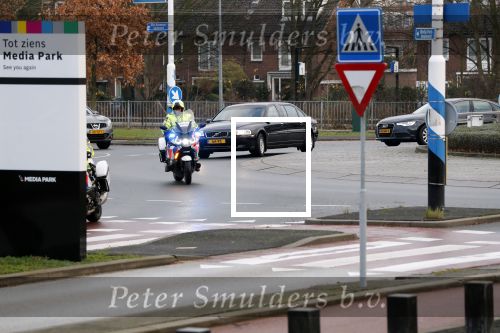 Hilversum 12 december 2018
Pieter Broertjes en Johan Remkes ontvangen prinses Beatrix bij beeld en geluid op het mediapark. Verlengde auto Volvo van de prinses