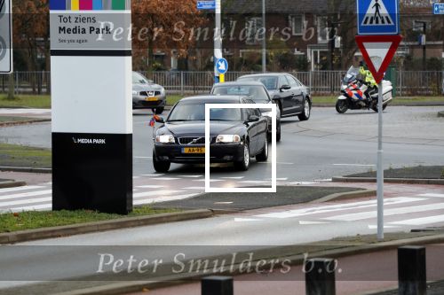 Hilversum 12 december 2018
Pieter Broertjes en Johan Remkes ontvangen prinses Beatrix bij beeld en geluid op het mediapark. Verlengde auto Volvo van de prinses