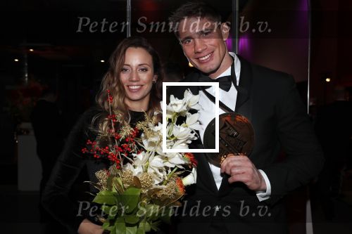 Amsterdam 19 december 2018
Sportman van het jaar verkiezing in afas live. Kjeld Nuis met Sportvrouw van het Jaar 2018 Suzanne Schulting, gehandicapte sporter van het Jaar 2018 Bibian Mentel en de coaches van het Jaar 2018 Jac Orie en Raemon Sluijter De baanwielrenners werden ploeg van het jaar, Marianne Timmer kreeg een ouvre prijs en Rico Verhoeven werd door de Zapp kijkers gekozen tot meest populaire sporter. Rico Verhoeven met zijn vrouw