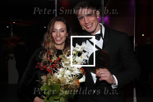 Amsterdam 19 december 2018
Sportman van het jaar verkiezing in afas live. Kjeld Nuis met Sportvrouw van het Jaar 2018 Suzanne Schulting, gehandicapte sporter van het Jaar 2018 Bibian Mentel en de coaches van het Jaar 2018 Jac Orie en Raemon Sluijter De baanwielrenners werden ploeg van het jaar, Marianne Timmer kreeg een ouvre prijs en Rico Verhoeven werd door de Zapp kijkers gekozen tot meest populaire sporter. Rico Verhoeven met zijn vrouw