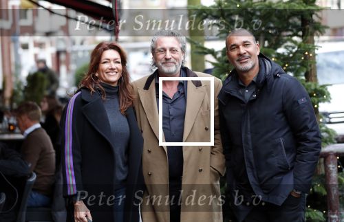 Amsterdam 17 december 2018
Ruud Gullit met zijn vriendin Karin de Rooij en Mark Teurlings in Amsterdam zuid.