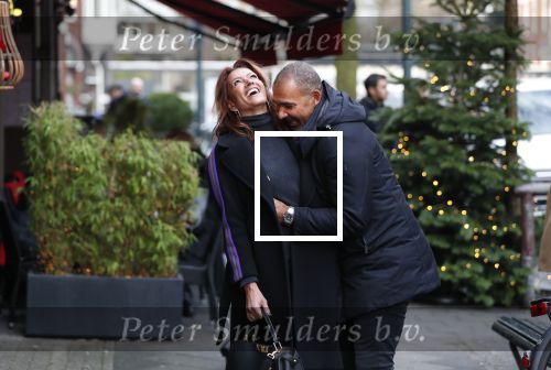 Amsterdam 17 december 2018
Ruud Gullit met zijn vriendin Karin de Rooij in Amsterdam zuid.