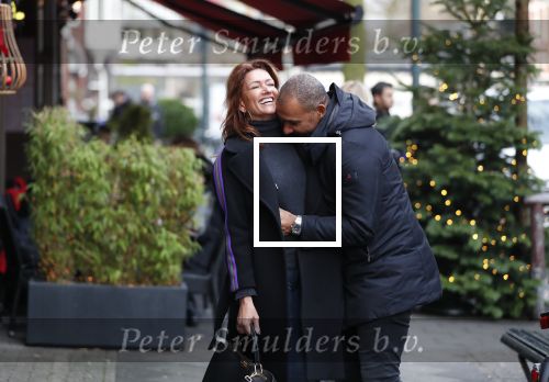 Amsterdam 17 december 2018
Ruud Gullit met zijn vriendin Karin de Rooij in Amsterdam zuid.