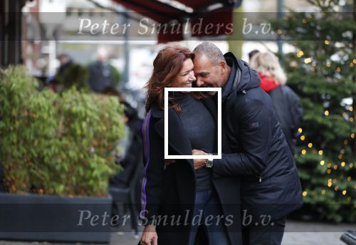 Amsterdam 17 december 2018
Ruud Gullit met zijn vriendin Karin de Rooij in Amsterdam zuid.
