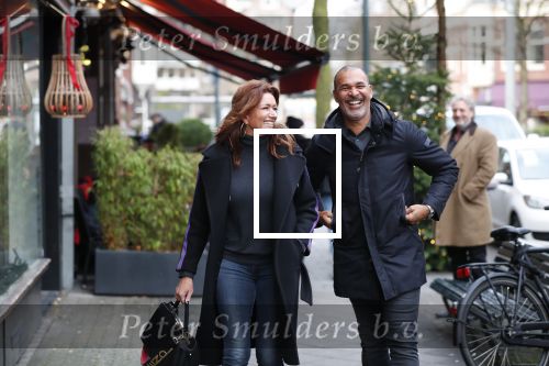 Amsterdam 17 december 2018
Ruud Gullit met zijn vriendin Karin de Rooij in Amsterdam zuid.
