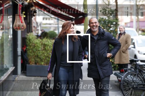 Amsterdam 17 december 2018
Ruud Gullit met zijn vriendin Karin de Rooij in Amsterdam zuid.