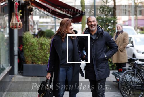 Amsterdam 17 december 2018
Ruud Gullit met zijn vriendin Karin de Rooij in Amsterdam zuid.