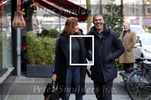 Amsterdam 17 december 2018
Ruud Gullit met zijn vriendin Karin de Rooij in Amsterdam zuid.