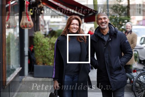 Amsterdam 17 december 2018
Ruud Gullit met zijn vriendin Karin de Rooij in Amsterdam zuid.